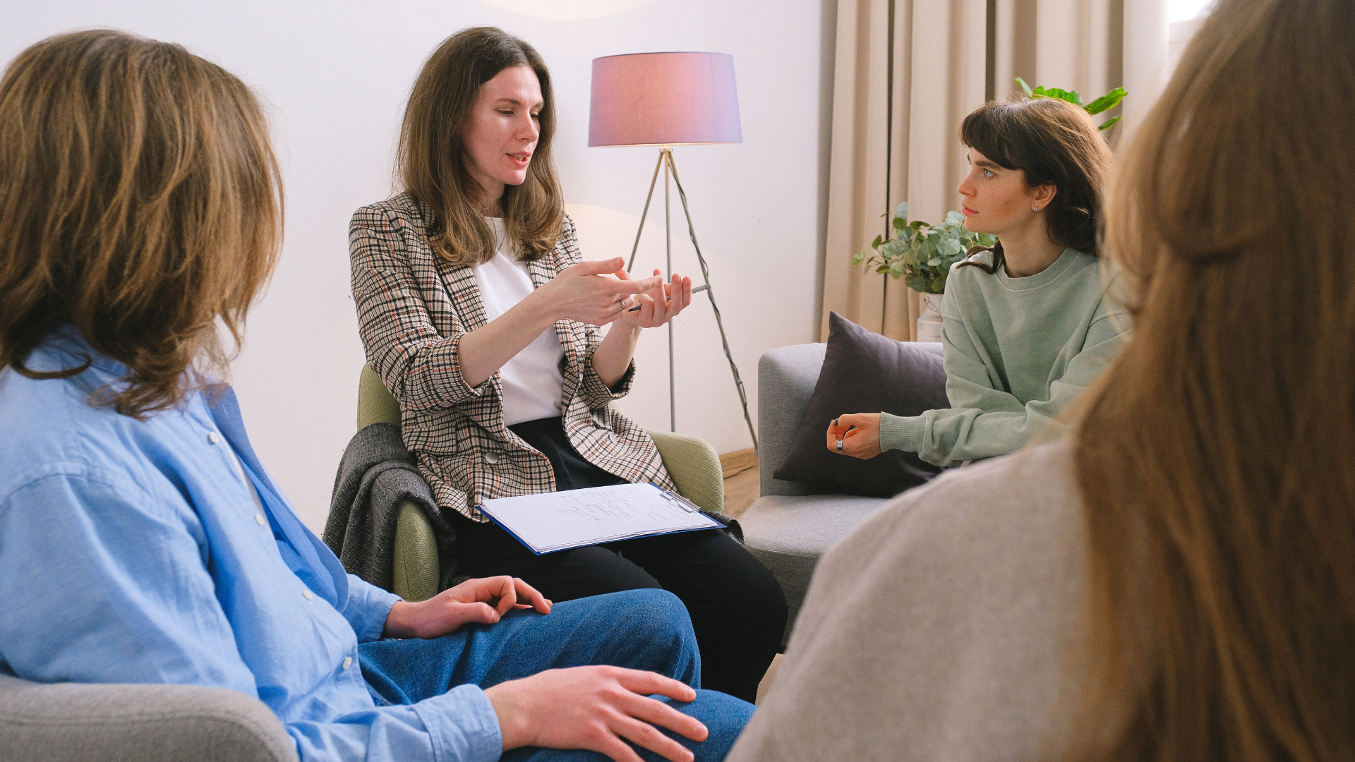 Women talking for Mental Health Treatment for Women in Nashville